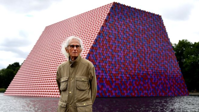 Christo: Bulgarian-born artist who famously wrapped landmarks dies at 84