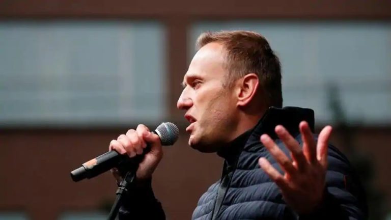 Putin critic Navalny arrives in Germany for medical treatment