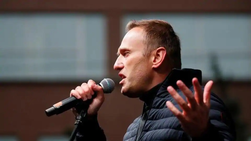 Putin critic Navalny arrives in Germany for medical treatment