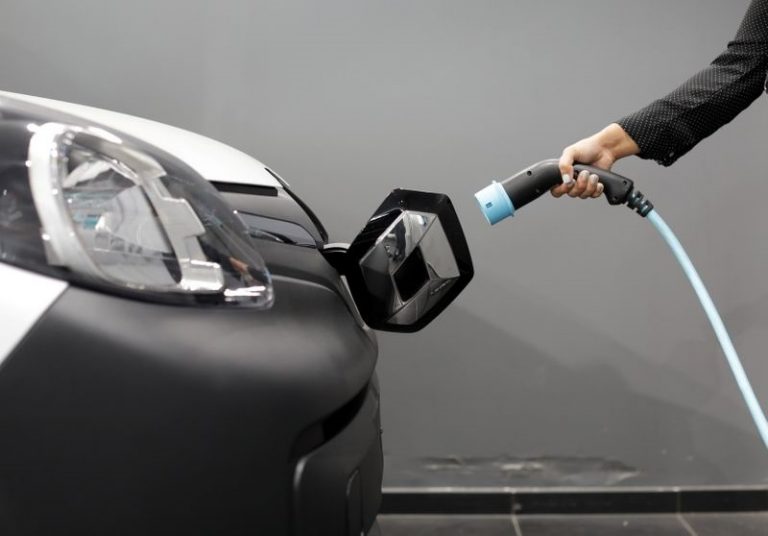 Renault takes on ‘range anxiety’ in electric sales push. But it’s a long road