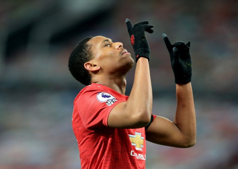 Solskjaer cautious as United up pressure on Liverpool