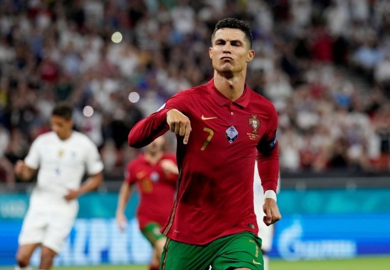 Play Ronaldo as a striker, says Rooney
