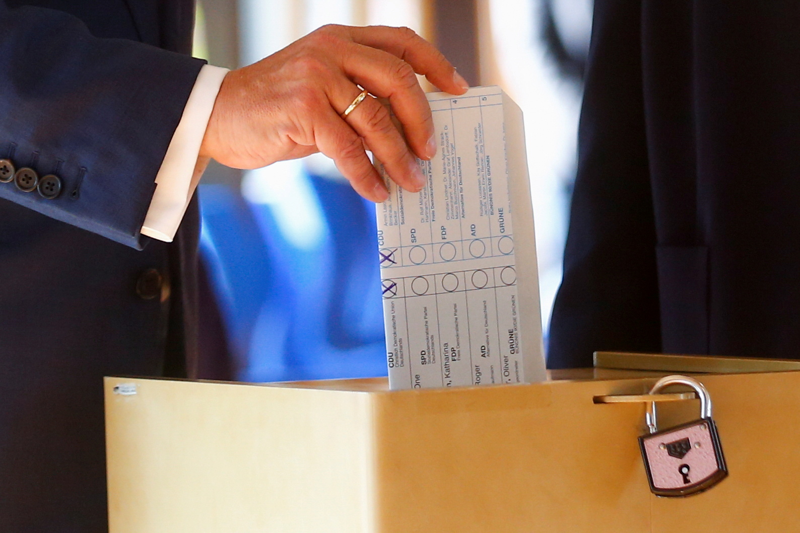 German conservative candidate makes voting blunder on election day