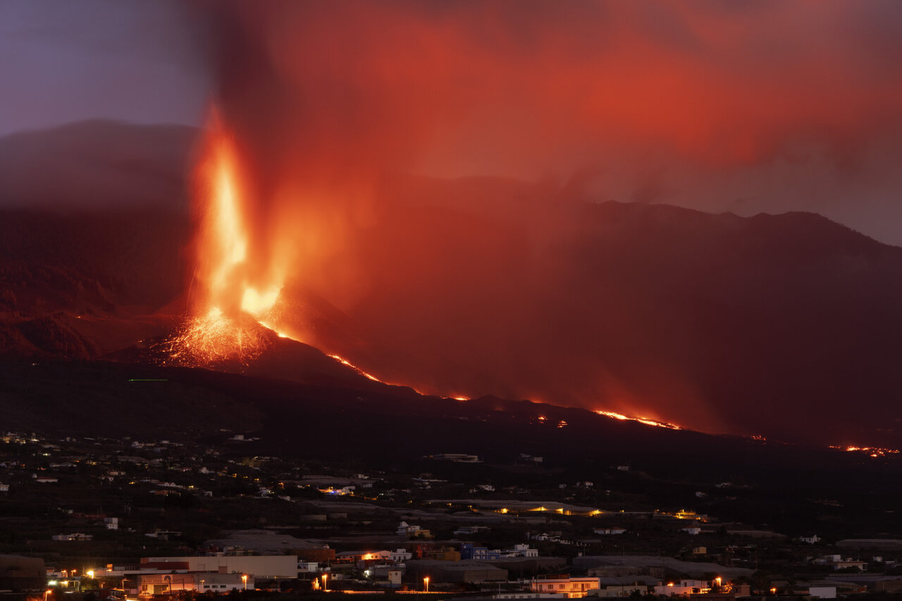 La Palma island braces for more earthquakes as volcano roars on