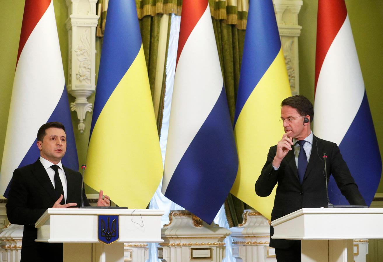 Dutch PM, in Kyiv, urges justice for MH17 victims, dialogue in Ukraine crisis