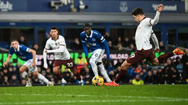 Man City battle back to beat Everton on return to Premier League
