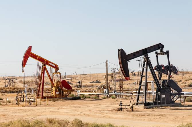 Oil regains ground from 2-month lows ahead of Trump-Putin meeting